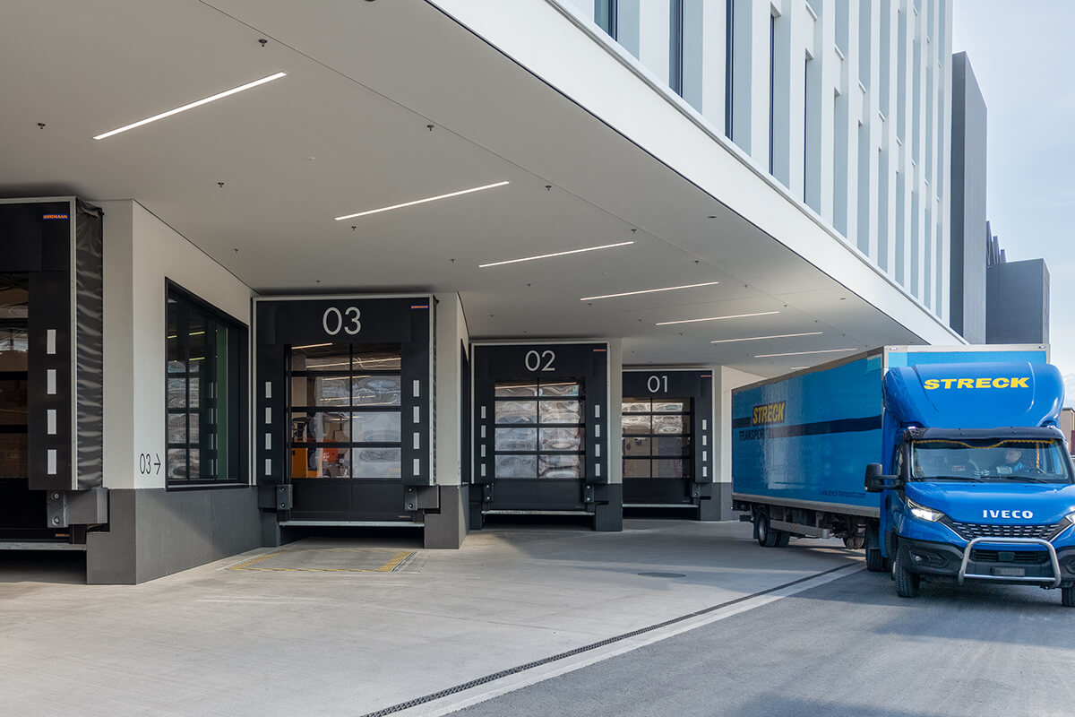 Industriefotografie V-ZUG Gebäude Hörmann Tore Aussenansicht