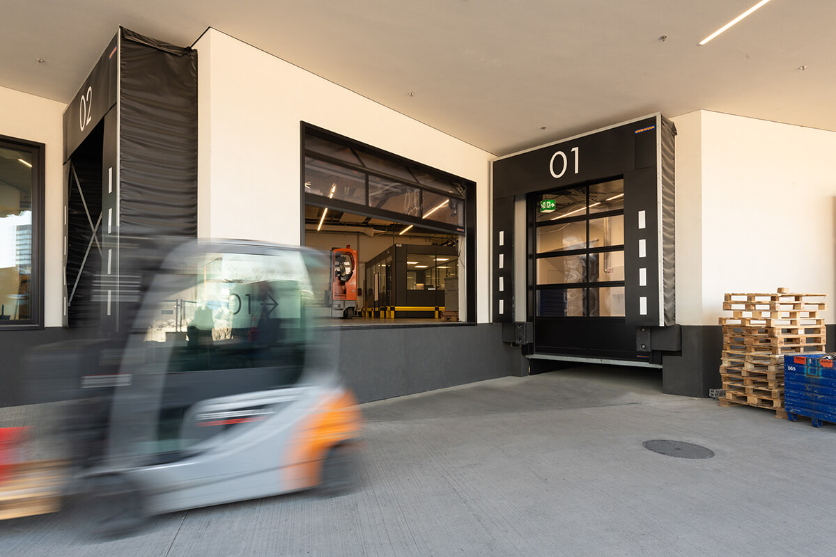 Industriefotografie V-ZUG Gebäude Hörmann Tore Aussenansicht